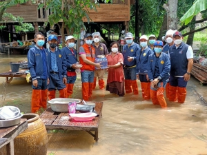 ลงพื้นที่น้ำท่วมแจกจ่ายข้าวกล่องพร้อมน้ำดื่มสะอาด และให้กำลังใจแก่ผู้ที่ประสบปัญหาอุทกภัยในเขตเทศบาลเมืองอำนาจเจริญ