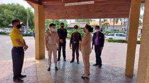 ออกติดตามสำรวจ การแก้ปัญหาคนเร่ร่อน บริเวณสวนสาธารณะมิ่งมงคล (หอฬิกา) เพื่อให้คนเร่ร่อนได้มีที่อาศัยเป็นหลักแหล่ง