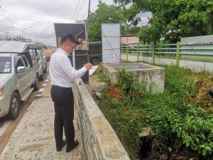 ลงพื้นที่ดำเนินการเตรียมความพร้อมโดยการกำจัดวัชพืชและขยะที่ขวางทางน้ำบริเวณสะพานหน้าโรงพยาบาลอำนาจเจริญ