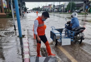 ลงพื้นที่เฝ้าระวังและเร่งระบายน้ำ เนื่องจากได้เกิดฝนตกลงมาอย่างหนักในพื้นที่เขตเทศบาลเมืองอำนาจเจริญ