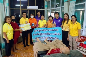 คณะผู้บริหาร และเจ้าหน้าที่กองสาธารณสุขและสิ่งแวดล้อม ออกเยี่ยมพร้อมกับนำผ้าอ้อมอนามัยผู้ใหญ่และอาหารเสริมให้ผู้สูงอายุ