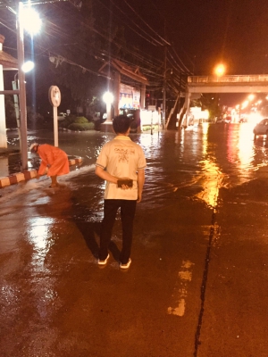 นายกเทศมนตรีเมืองอำนาจเจริญ ออกตรวจสถานการณ์ น้ำท่วมขังหน้า รพ.อำนาจเจริญ