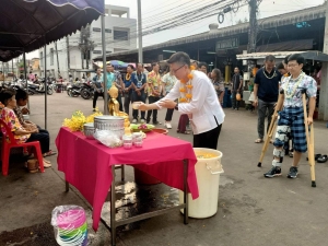 ประเพณีสงกรานต์ และรดน้ำดำหัวผู้สูงอายุ พี่น้องชาวตลาดสดเทศบาลเมืองอำนาจเจริญ