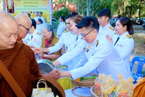 ร่ววมพิธีเจริญพระพุทธมนต์และทำบุญตักบาตร เพื่อถวายเป็นพระราชกุศล