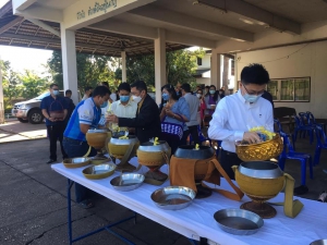 ร่วมพิธีทำบุญตักบาตรเนื่องในวันขึ้นปีใหม่ 2565