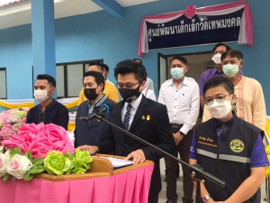 ร่วมทำบุญตักบาตรขึ้นอาคารเรียนหลังใหม่  ณ ศูนย์พัฒนาเด็กเล็กวัดเทพมงคล