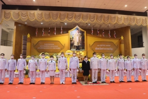 ร่วมพิธีวางพวงมาลาถวายสักการะ เนื่องในวันคล้ายวันสวรรคต พระบาทสมเด็จพระบรมชนกาธิเบศร มหาภูมิพลอดุลยเดชมหาราช บรมนาถบพิตร
