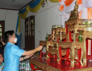 ตักบาตร ถวายเทียนพรรษา ผ้าอาบน้ำฝน เทศการเข้าพรรษา  ประจำปี 2565
