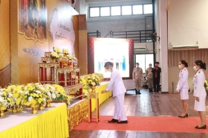 ร่วมพิธีวางพานพุ่มดอกไม้สด ถวายราชสักการะพระบรมสาทิสลักษณ์ พระบาทสมเด็จพระพุทธยอดฟ้าจุฬาโลกมหาราช