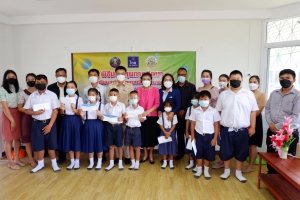 มอบปัจจัยพื้นฐานสำหรับนักเรียน ประจำปีการศึกษา 2564 ณ โรงเรียนสาธิตเทศบาลเมืองอำนาจเจริญ