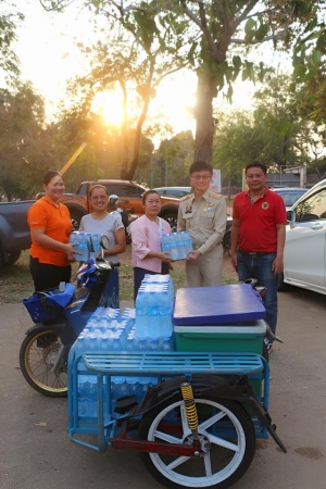 มอบน้ำดื่มสนับสนุนให้กับนางรำที่ซ้อมรำพิธีเปิดงานนมัสการพระมงคลมิ่งเมือง