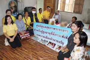 นายกเทศมนตรีเมืองอำนาจเจริญ พร้อมด้วยคณะผู้บริหาร สมาชิกสภาฯ เลขานุการ ที่ปรึกษา และเจ้าหน้าที่กองสาธารณสุขและสิ่งแวดล้อม ออกเยี่ยมพร้อมกับนำผ้าอ้อมอนามัยผู้ใหญ่และอาหารเสริมให้ผู้สูงอายุและบุคคลอื่นที่มีภาวะพึ่งพิง ณ ชุมชนเศรษฐกิจพัฒนา