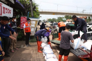 นายณัฐพงค์ ตั้งสกุลกุลพัฒน์ นายกเทศมนตรีเมืองอำนาจเจริญ เร่งเตรียมการป้องกัน โดยการเตรียมกระสอบทราย ติดตั้งเครื่องสูบน้ำ ตัดกิ่งไม้ ขุดลอกคลองระบายน้ำ