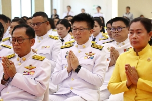 ร่วมพิธีเจริญพระพุทธมนต์ ทําบุญตักบาตรถวายพระราชกุศล และพิธีทางศาสนามหามงคลถวายพระราชกุศลเฉลิมพระเกียรติพระบาทสมเด็จพระเจ้าอยู่หัว