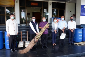 มอบอุปกรณ์การทำความสะอาด เพื่อ สนับสนุนการดำเนินการตามนโยบาย “อำนาจเจริญ เมืองสะอาด” กิจกรรม “บำเพ็ญสาธารณประโยชน์ทุกวันพุธ” ของศูนย์ราชการจังหวัดอำนาจเจริญ