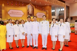 พิธีวางพวงมาลา  “วันนวมินทรมหาราช” เป็นวันคล้ายวันสวรรคตของ พระบาทสมเด็จพระบรมชนกาธิเบศร มหาภูมิพลอดุลยเดชมหาราช
