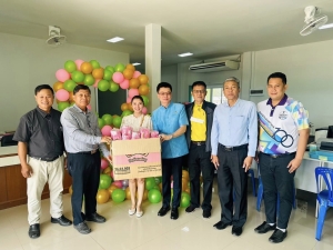 นายกเทศมนตรีเมืองอำนาจเจริญ พร้อมด้วยเลขานุการนายก ที่ปรึกษา มอบขนมเพื่อสนับสนุนกิจกรรมเนื่องในงานวันเด็กแห่งชาติ ณ สำนักงานทะเบียนเทศบาลเมืองอำนาจเจริญ