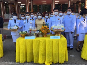 ร่วมพิธีทำบุญตักบาตร เนื่องในวันคล้ายวันพระบรมราชสมภพของพระบาทสมเด็จพระบรมชนกาธิเบศร มหาภูมิพลอดุลยเดชมหาราช บรมนาถบพิตร