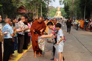 ร่วมพิธีทำบุญตักบาตรงานประเพณีสงกรานต์ ประจำปี 2567