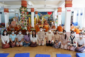ร่วมพีธีทำบุญตักบาตร ถวายเทียนพรรษา เนื่องในวันออกพรรษา