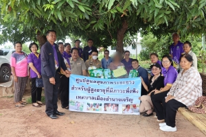 เยี่ยมพร้อมกับนำผ้าอ้อมอนามัยผู้ใหญ่และอาหารเสริมให้ผู้สูงอายุและบุคคลอื่นที่มีภาวะพึ่งพิง