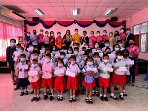 มอบทุนการศึกษา ทุนเสมอภาค กสศ.ประจำภาคเรียนที่2 /2564 แก่นักเรียนโรงเรียนเทศบาล1 วัดเทพมงคล