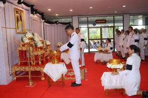 ร่วมพิธีถวายน้ำสรงพระบรมศพ เบื้องหน้าพระบรมฉายาลักษณ์สมเด็จพระนางเจ้าสิริกิติ์ พระบรมราชินีนาถ พระบรมราชชนนีพันปีหลวง