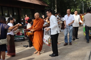 ร่วมพิธีทำบุญตักบาตรเทโวโรหณะ ณ บริเวณลานพุทธอุทยานพระมงคลมิ่งเมือ