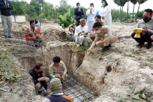 นายกเทศมนตรีเมืองอำนาจเจริญ พร้อมด้วย หัวหน้าส่วนราชการ ข้าราชการ ทำพิธียกเสาเอก  สร้างโดม และ อาคารเอนกประสงค์  เทศบาลเมืองอำนาจเจริญ