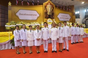 พิธีวางพวงมาลา ถวายสักการะ พระบาทสมเด็จพระบรมชนกาธิเบศร มหาภูมิพลอดุลยเดชมหาราช บรมนาถบพิตร เนื่องในวันนวมินทรมหาราช