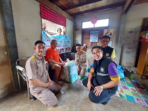 นายณัฐพงค์ ตั้งสกุลกุลพัฒน์ นายกเทศมนตรีเมืองอำนาจเจริญ พร้อมด้วยคณะผู้บริหาร สมาชิกสภา และเจ้าหน้าที่กองสาธารณสุขและสิ่งแวดล้อม ออกเยี่ยมพร้อมกับนำผ้าอ้อมอนามัยผู้ใหญ่และอาหารเสริมให้ผู้สูงอายุและบุคคลอื่นที่มีภาวะพึ่งพิง