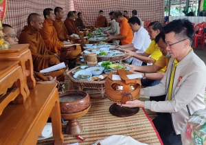 ร่วมทำบุญตักบาตร ข้าวสารอาหารแห้ง และถวายภัตตาหารเช้า งานประเพณีบุญซำฮะ ณ ชุมชนหลักเมืองสุขสำราญ