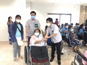 ออกเยี่ยม ให้กำลังใจ ทีมแพทย์ พยาบาล บุคคลากรทางการแพทย์ ที่ออกให้บริการฉีดวัคซีน ป้องไวรัสโคโรน่า 2019