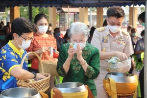 ร่วมพิธีทำบุญตักบาตร และ ร่วมกิจกรรม เนื่องในงาน วัน อสม.แห่งชาติ ประจำปี 2566